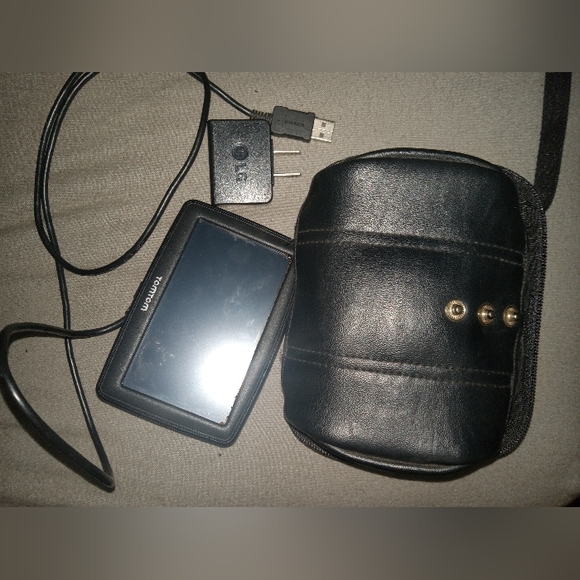 TomTom GPS XL 4ET03 W/ USB Cable + Carrying Case Bundle - Picture 3 of 3